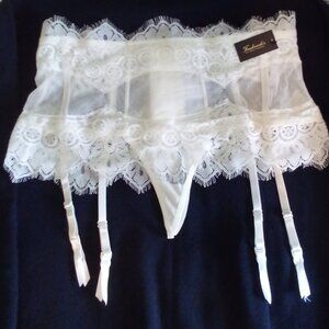 NWT FREDERICK'S OF HOLLYWOOD STEPHANIE EYELASH LACE SHEER GARTINI GARTER THONG M